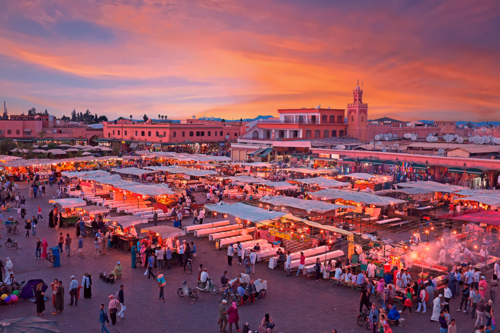 Kveld på Djemaa El Fna-plassen med Koutoubia-moskeen i bakgrunnen, Marrakech, Marokko.