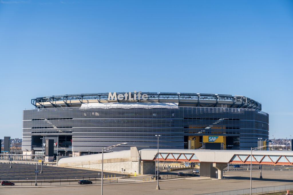 Panoramautsikt over MetLife Stadium under en vakker blå himmel.