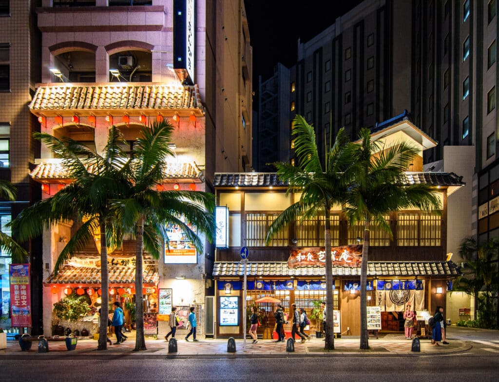 Nattutsikt over Kokusaidori – hovedgaten for turister og shopping, omgitt av restauranter, kafeer, barer, hoteller og suvenirbutikker – i sentrum av Naha, hovedstaden i Okinawa-prefekturet i Japan, den 26. februar 2018.