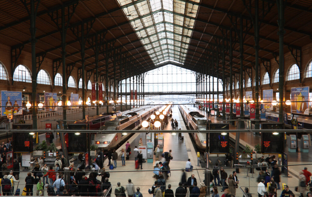 Togstasjon i Paris med folk. Tog fra London til Paris.
