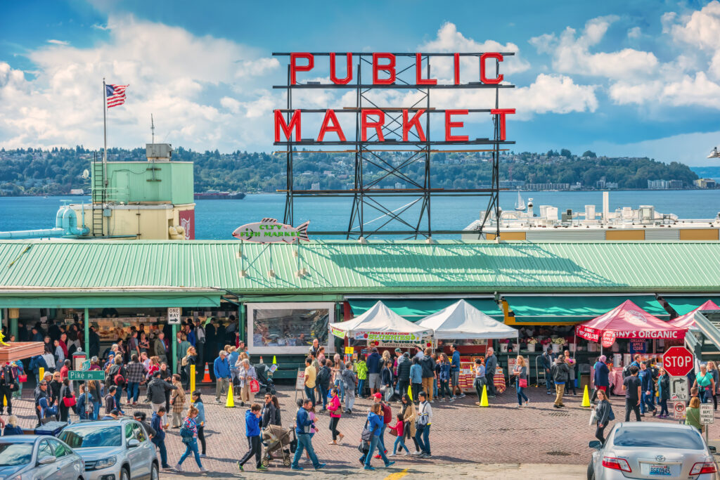 Folk spaserer på Pike Place Market i Seattle, Washington, USA, på en solrik dag.