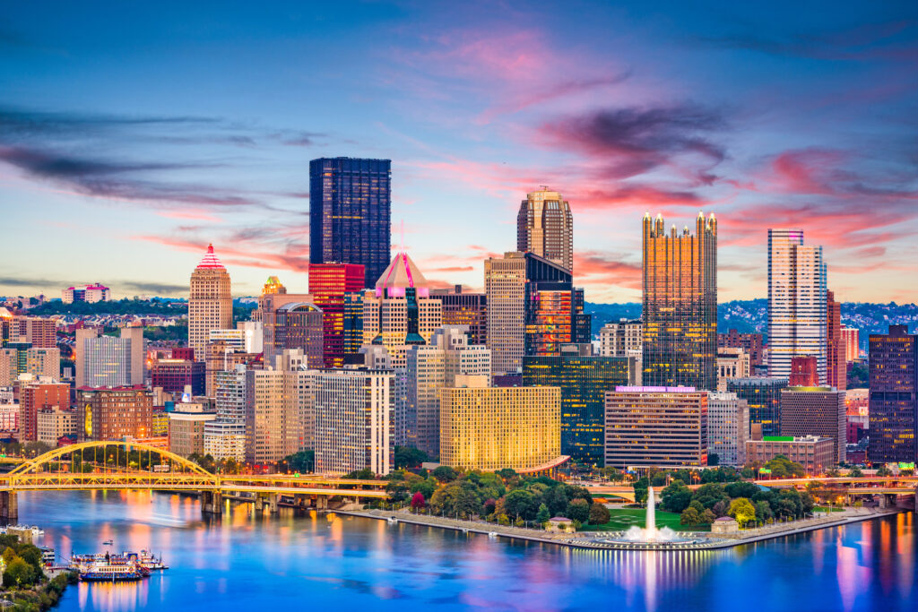 Pittsburgh, Pennsylvania, USA – sentrumssilhuetten ved elvene i skumringen.