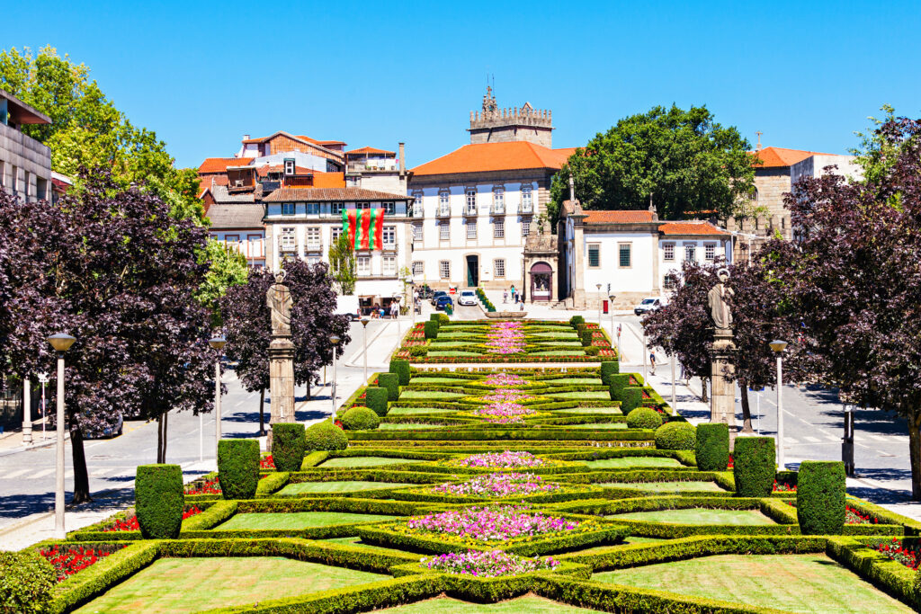 Hage ved Nossa Senhora da Consolação e dos Santos Passos-kirken (São Gualter-kirken) i Guimarães, Portugal.