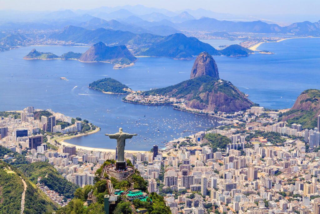 Flyfoto av Kristusstatuen, *Cristo Redentor*, og Corcovado-fjellet i Rio de Janeiro, Brasil. Monumentet, som er et av verdens syv underverker, er et must for alle som besøker Rio. I tillegg til den vakre statuen byr utsikten fra Corcovado på et spektakulært panorama med Sukkertoppen, Botafogo-bukten og resten av byens ikoniske landskap.