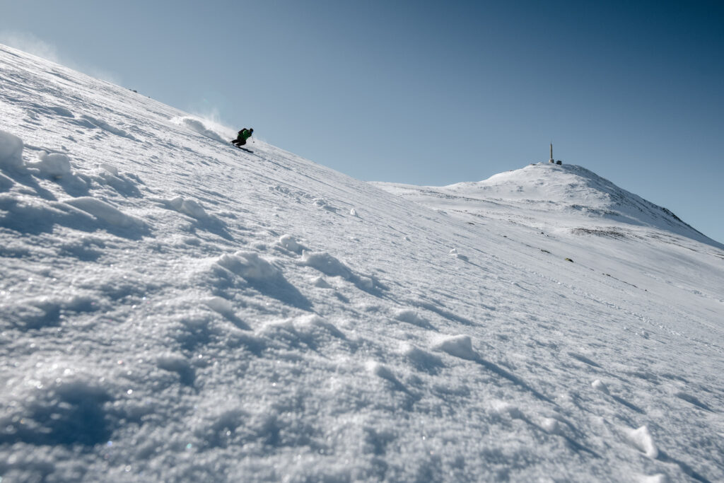 mann som kjører nedover bakke på gausta i telemark