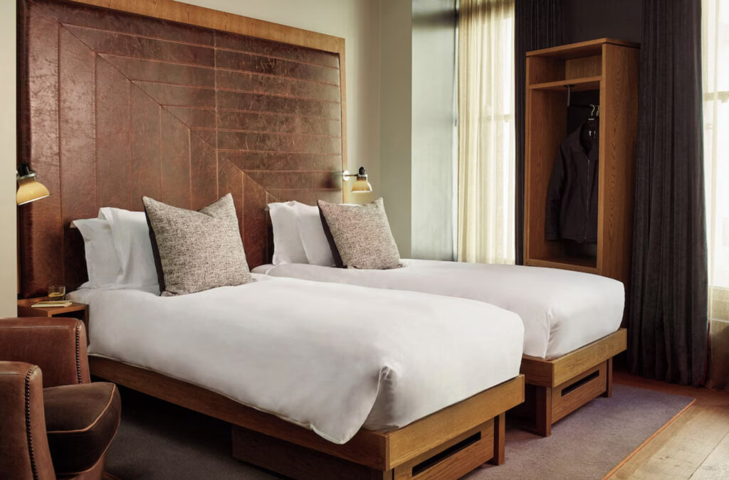 Hotellrom i London med dobbeltseng.
