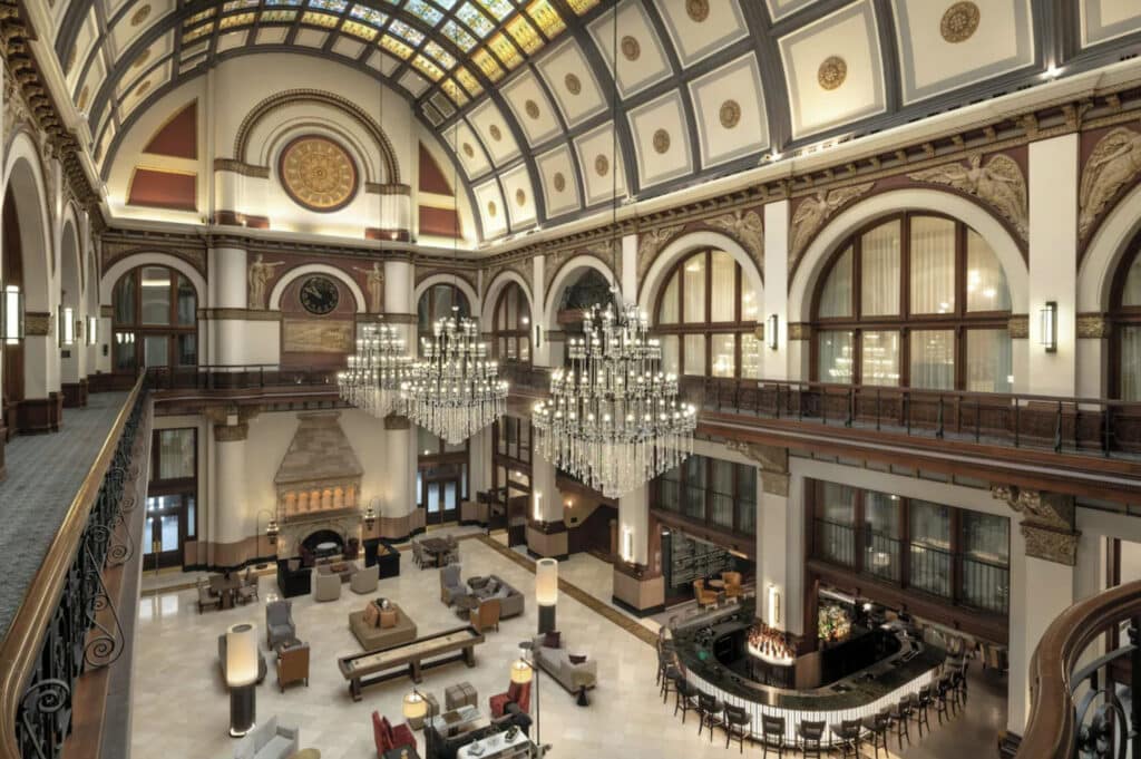 Hotell-lobby som ser ut som togstasjon.