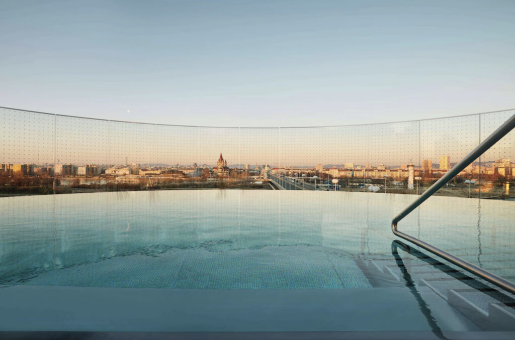Hotell i Wien med utendørsbasseng og utsikt over byen. 