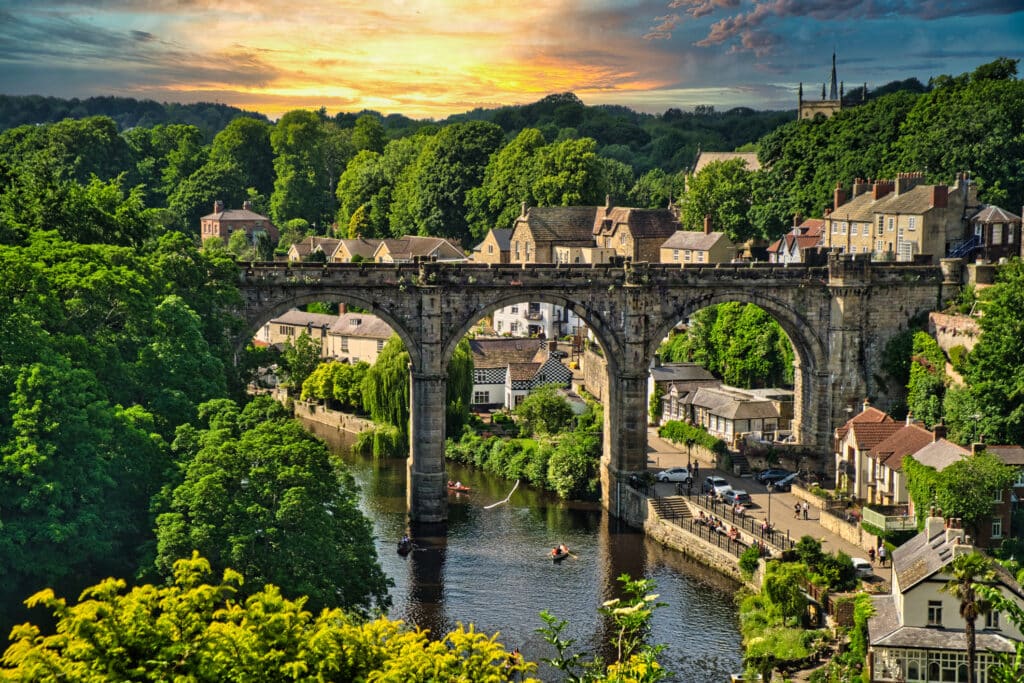 Utsikt over viadukten fra Knaresborough Castle i North Yorkshire, Storbritannia – sommergrønt landskap i solnedgang.