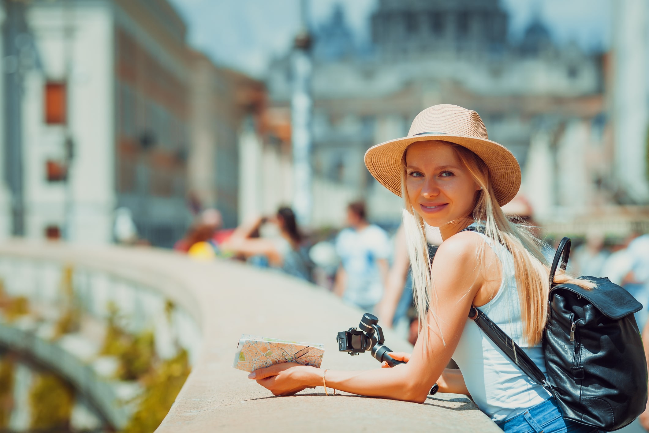 Jente som holder kamera i Vatikanstaten i Italia for å se og oppleve byen