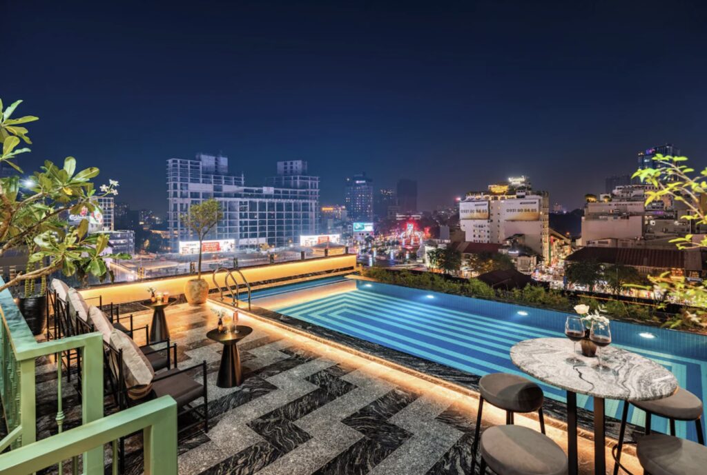 basseng og utsikt fra grand hotel saigon