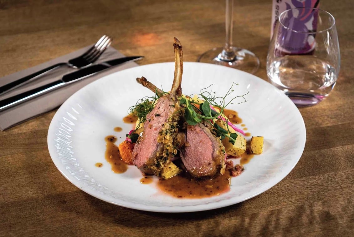 kjøtt på tallerken på thorbjørnrud hotell sin restaurant