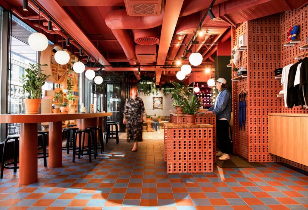 fra resepsjonen på hobo hotell i helsinki. mann og kvinne står i resepsjonen