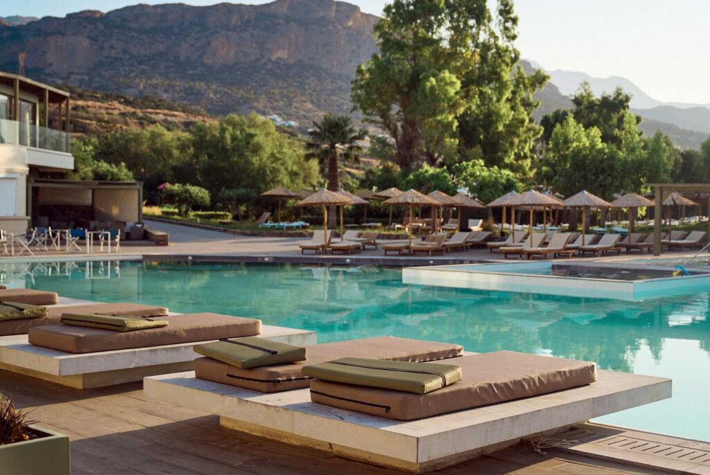 bassengområde på Almyra Hotel & Village som er et fantastisk treningshotell via Apollo
