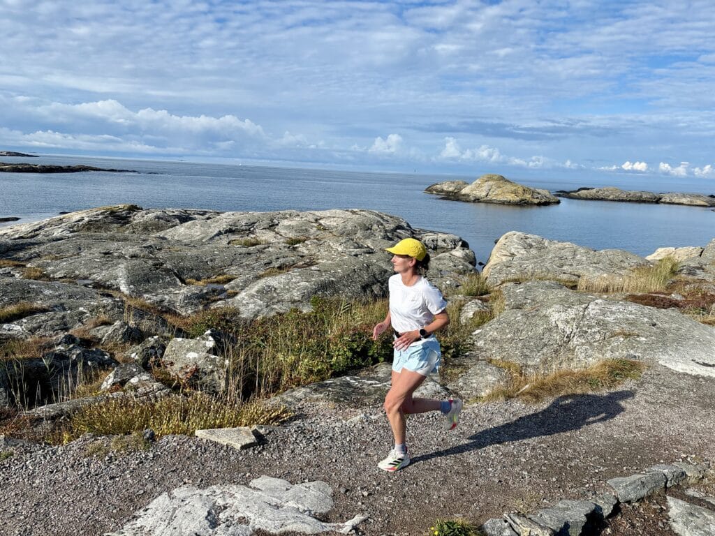 Kvinne løper langs kysten på øya Marstrand