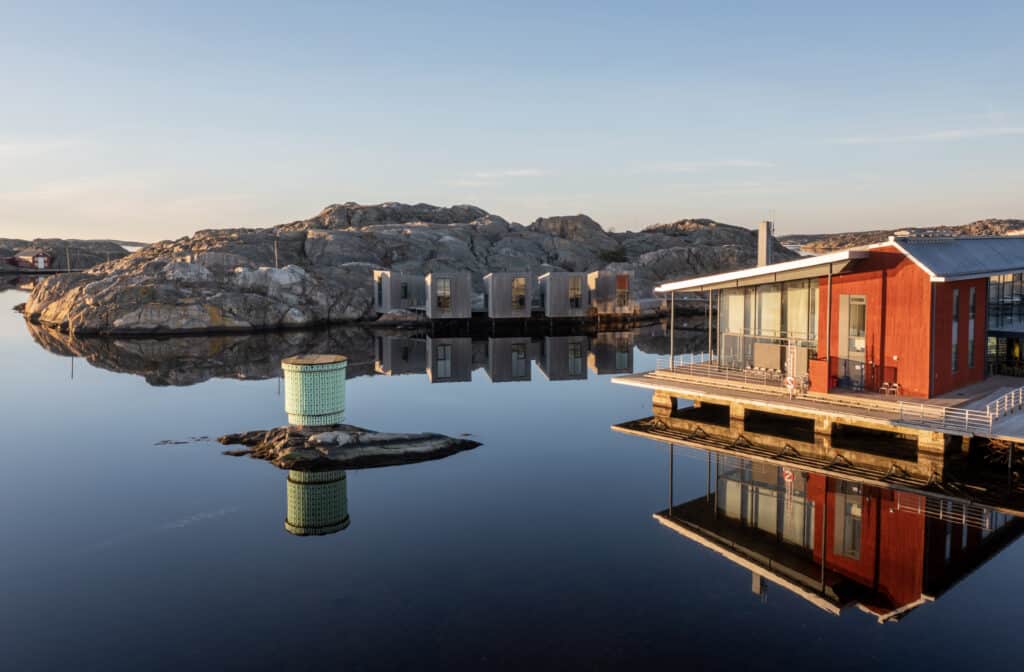 foto av nordiska akvarellmuseet i skarhamn på avstand