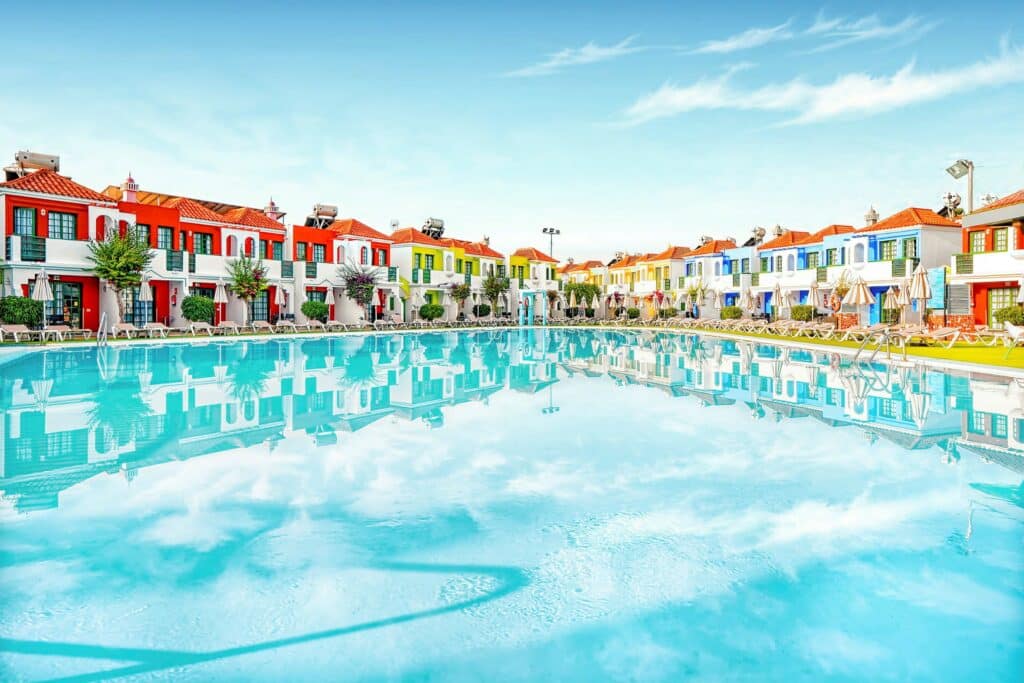 hotellet vistaflor på gran canaria viser stort basseng og bygninger