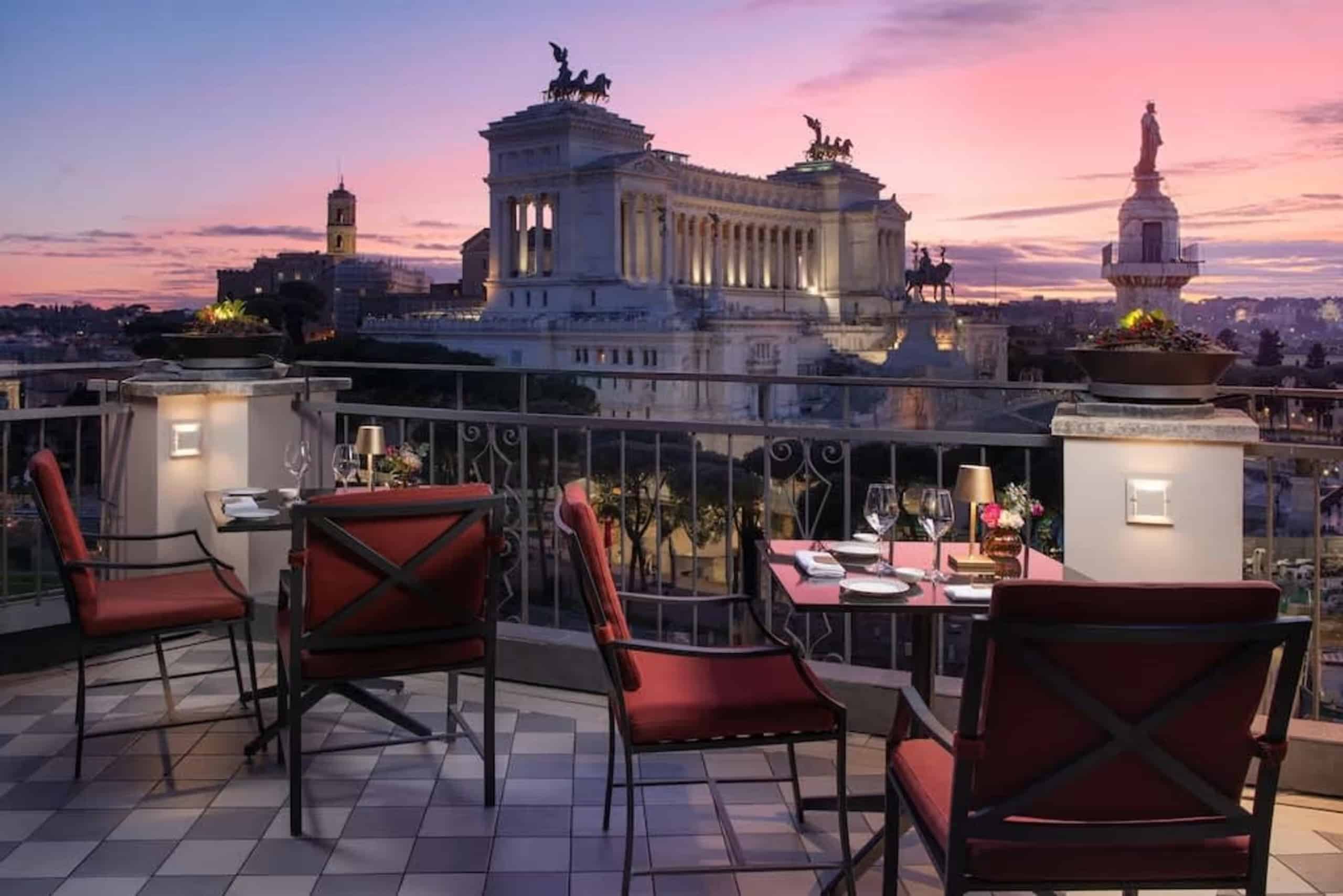 Utsikt fra en takterrasse restaurant utover Roma by