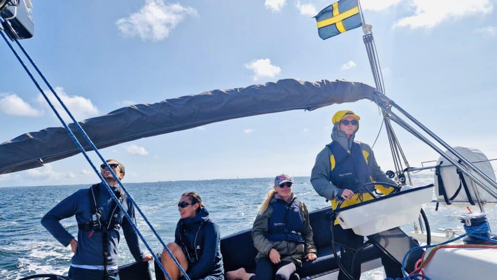 fire personer om bord på en seilbåt i sverige ved marstrand