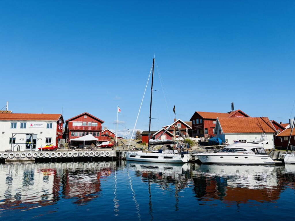 seilbåt ligger til kai på Käringön