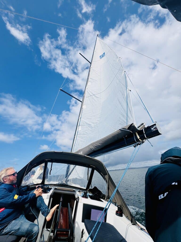 seilbåt fra moresailing med vind i seilene