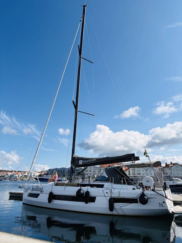 seilbåt fra Moresailing ligger i havn i Skarhamn i Sverige