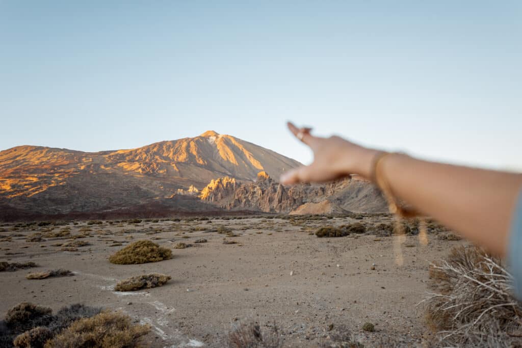 kvinne peker på vulkanen Teide