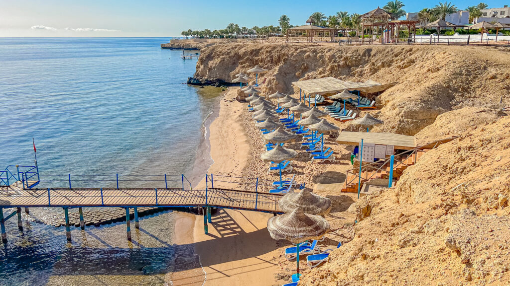 parasoller og strand i Egypt