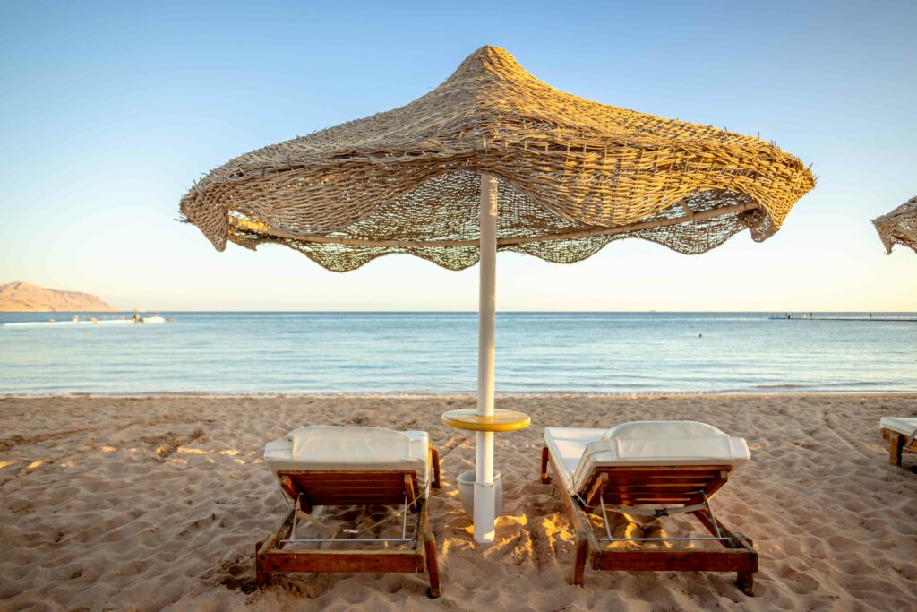 to solsenger på stranden i Egypt