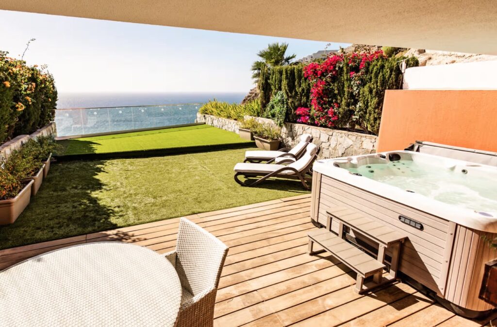 terrasse og utsikt fra hotellet serenity amadores på gran canaria